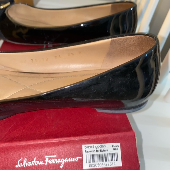 SALVATORE FERRAGAMO Varina Leather Flat in black - Picture 11 of 16
